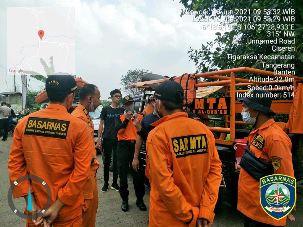 Petugas tim SAR gabungan saat berusaha melakukan pencarian seorang bocah berusia lima tahun dikabarkan tenggelam di Kali Cipayaeun, Tigaraksa, Kabupaten Tangerang, Rabu 16 Juni 2021.