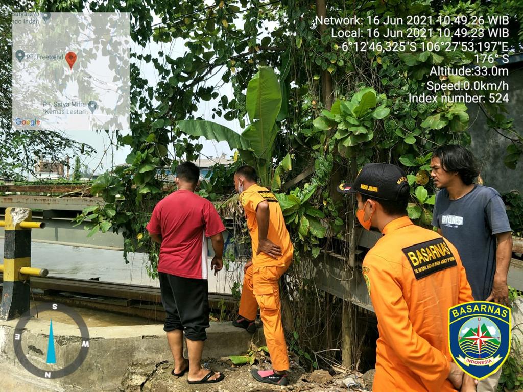 Petugas tim SAR gabungan saat berusaha melakukan pencarian seorang bocah berusia lima tahun dikabarkan tenggelam di Kali Cipayaeun, Tigaraksa, Kabupaten Tangerang, Rabu 16 Juni 2021.