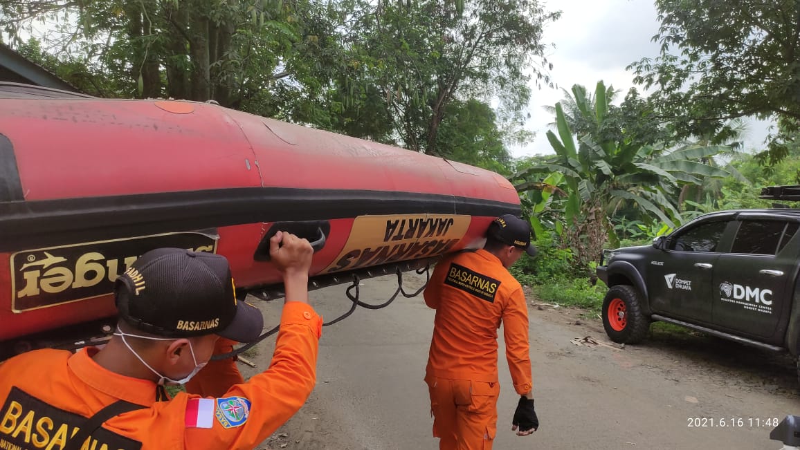 Petugas tim SAR saat berusaha melakukan pencarian seorang bocah di Kali Cipayaeun, Tigaraksa, Kabupaten Tangerang, Rabu 16 Juni 2021.