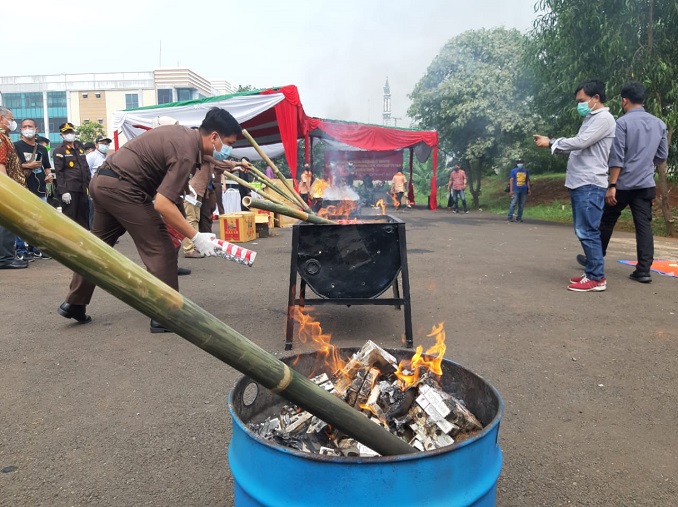 Barang bukti saat di bakar di Kantor Kejaksaan Negeri (Kejari) Kota Tangerang Selatan, Kamis, 17 Juni 2021.