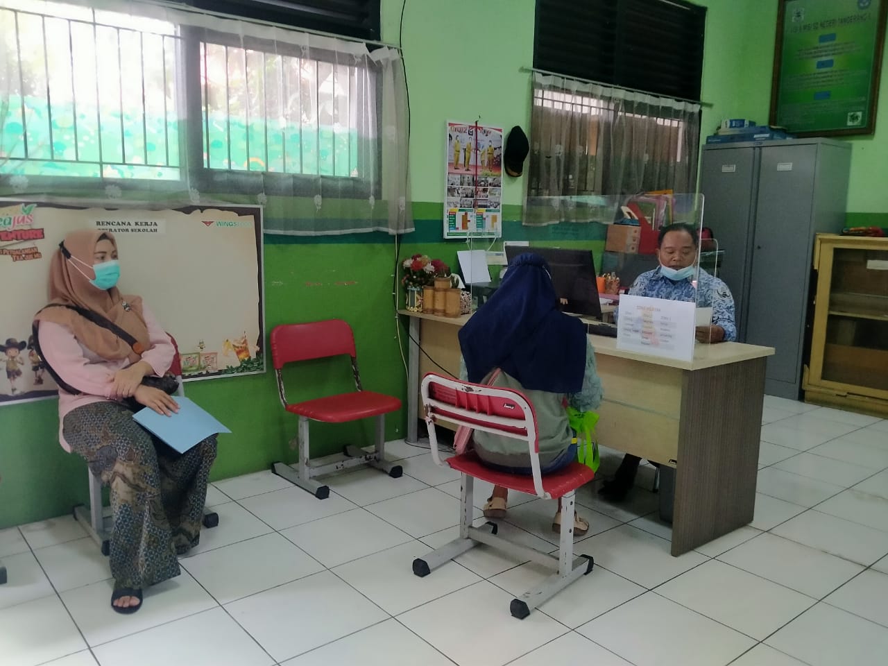 Kegiatan Penerimaan Peserta Didik Baru (PPDB) Tahap Zona Wilayah di SDN 6 Kota Tangerang, Kamis 17 Juni 2021.