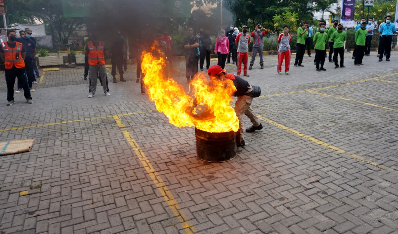 Petugas keamanan menggelar simulasi penanggulangan kebakaran di halaman Tangcity Mall, Kamis 17 Juni 2021.