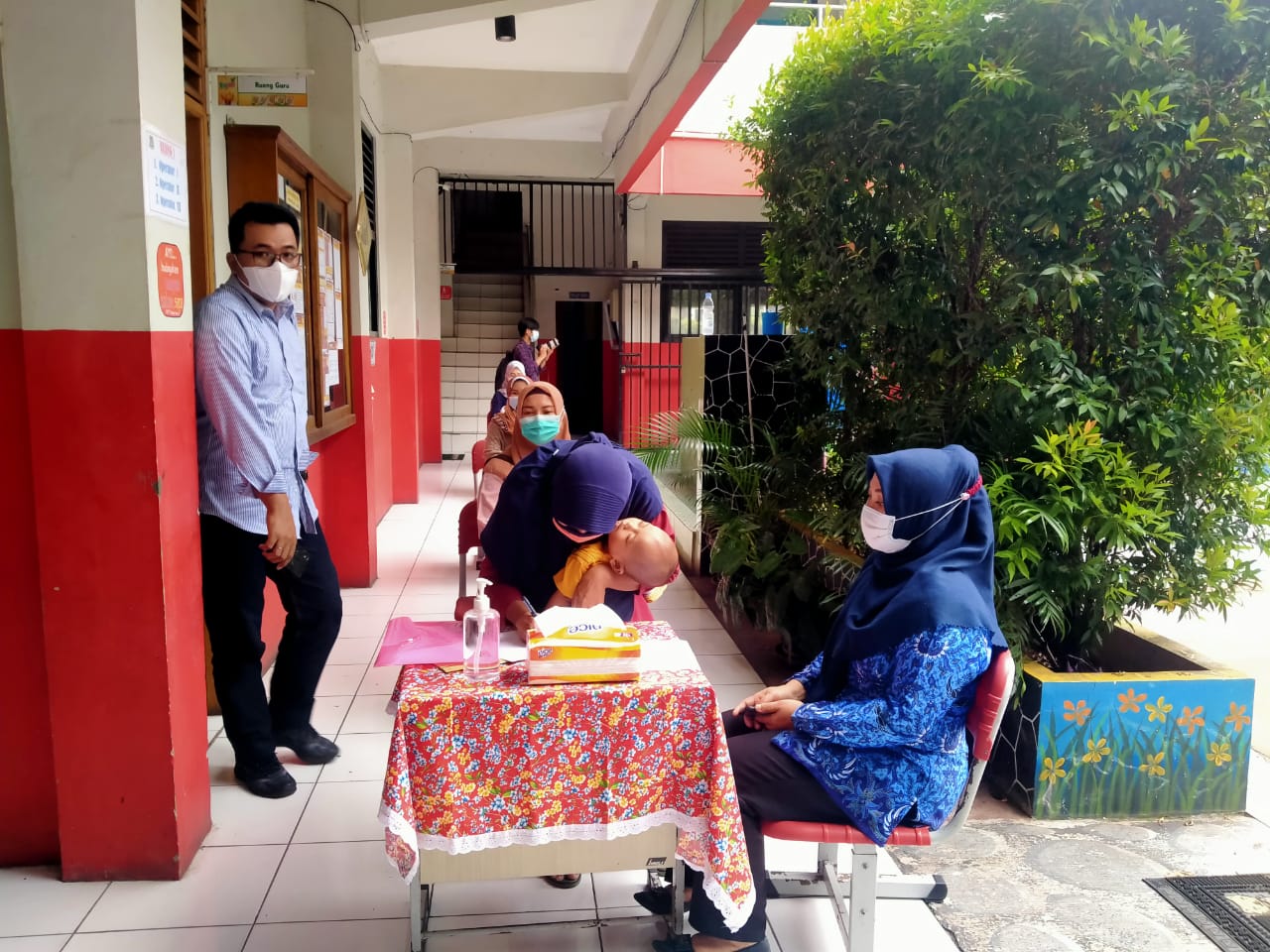 Kegiatan Penerimaan Peserta Didik Baru (PPDB) Tahap Zona Wilayah di SDN 6 Kota Tangerang, Kamis 17 Juni 2021.