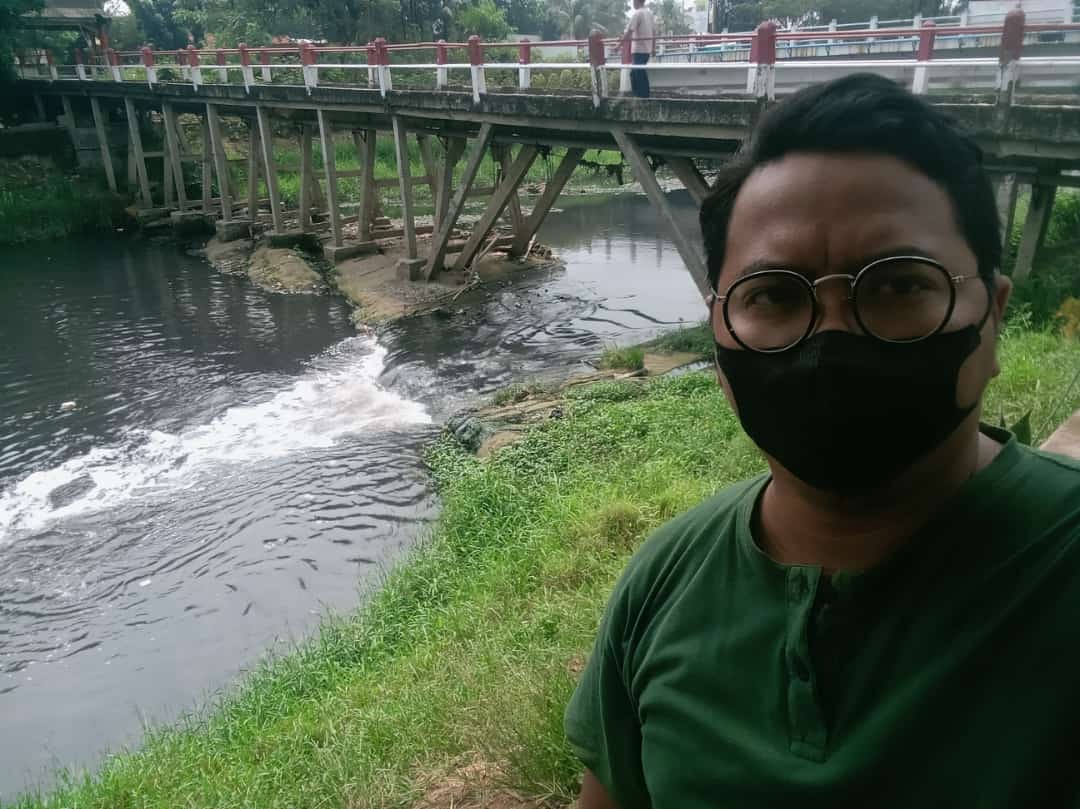 Aktivis lingkungan dari Banksasuci saat mengunjungi Sungai Poris Gaga Baru, Kota Tangerang, Kamis 17 Juni 2021.