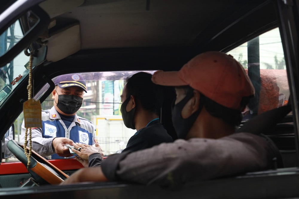 Dinas Perhuhungan Kabupaten Tangerang menggelar Operasi Penertiban Kendaraan Melanggar KIR di depan Kantor TMD Lippo Karawaci Kecamatan Kelapa Dua, Kabupaten Tangerang, Kamis 17 Juni 2021.