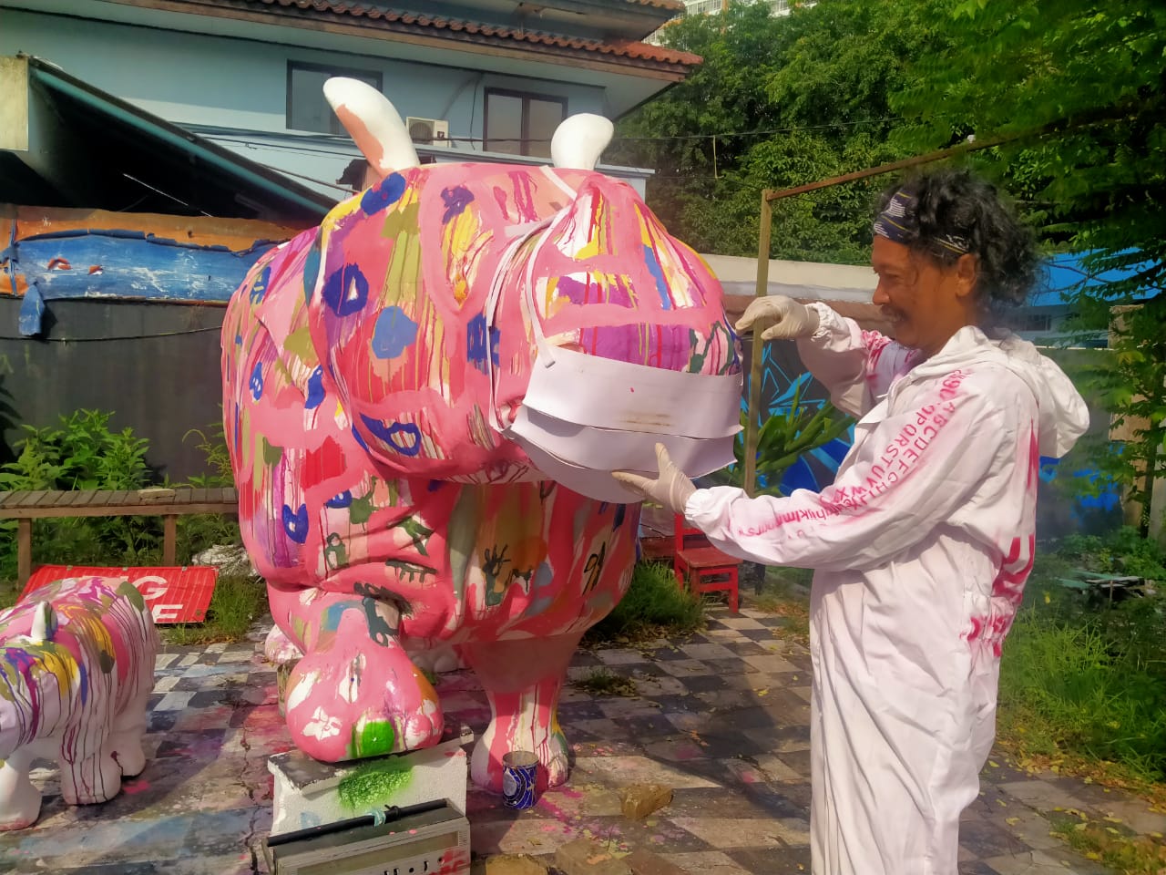 Seorang Seniman Tangerang Edy Bonetsky saat berkreasi sebuah patung badak berukuran 210 x 410 cm, Kota Tangerang.