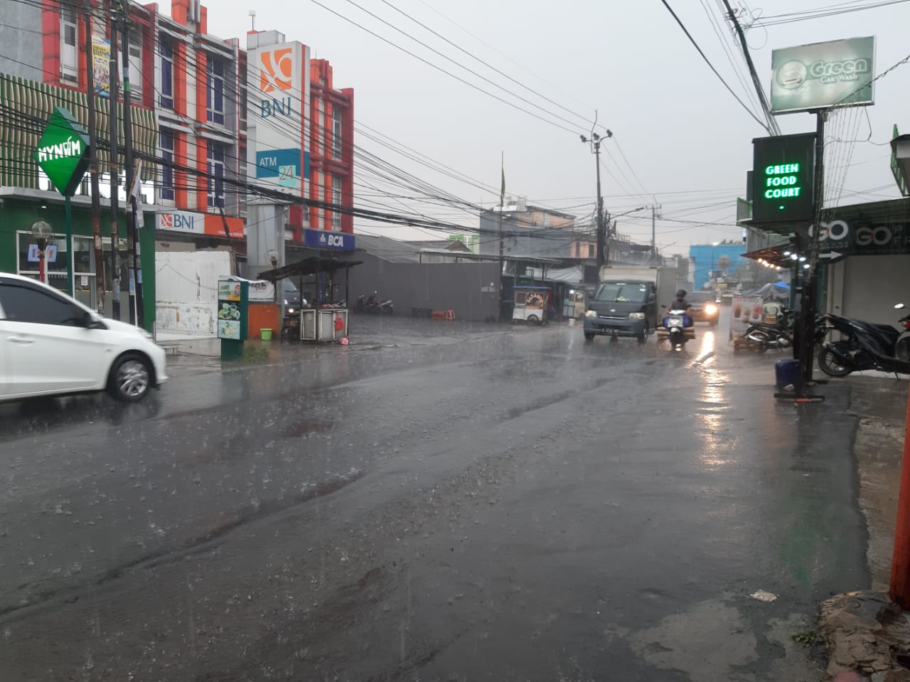 Tampak sejumlah pedagang berjualan di sepanjang Jalan Ceger Raya, Pondok Aren, Tangerang Selatan.