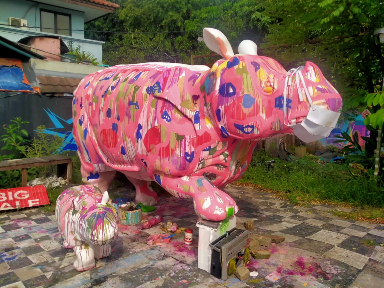 Sebuah patung badak berukuran 210 x 410 cm, Kota Tangerang.