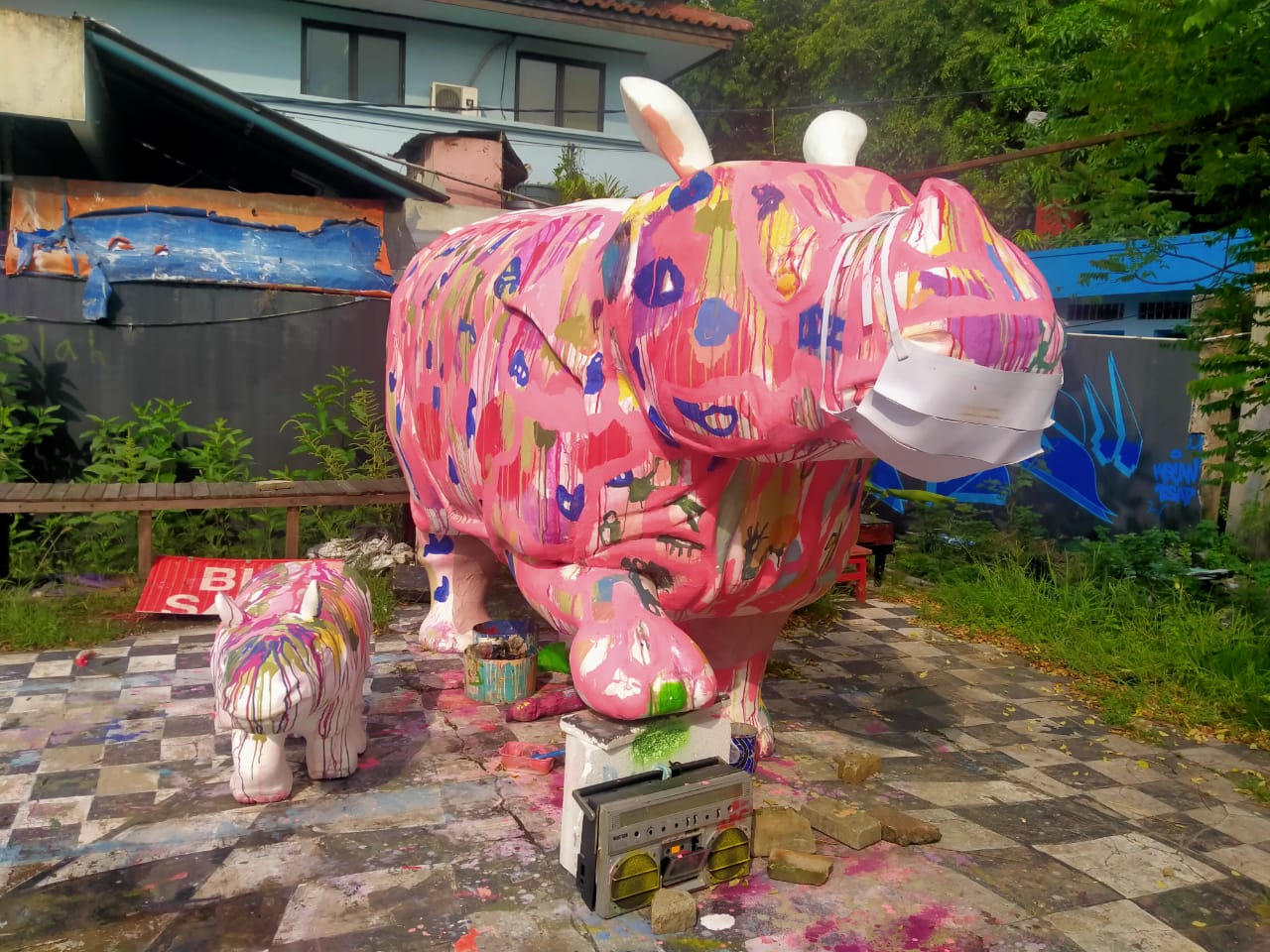 Sebuah patung badak berukuran 210 x 410 cm, Kota Tangerang.