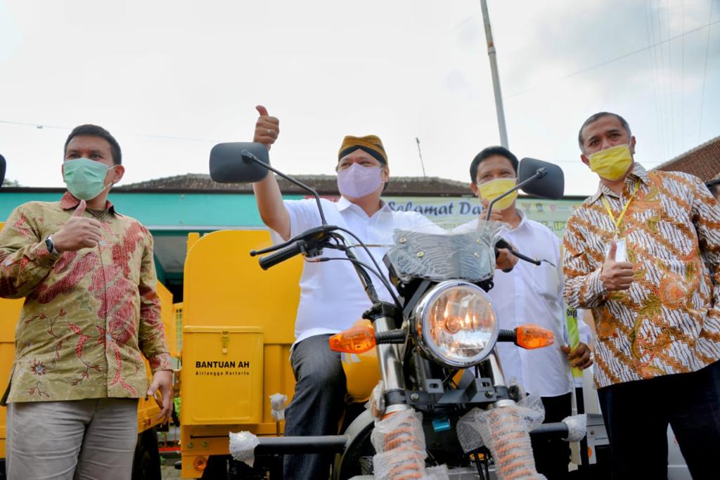 Menteri Koordinator Perekonomian Airlangga Hartarto melakukan kunjungan ke Kecamatan Jatinom, Kabupaten Klaten, Jawa Tengah, Sabtu 18 Juni 2021.