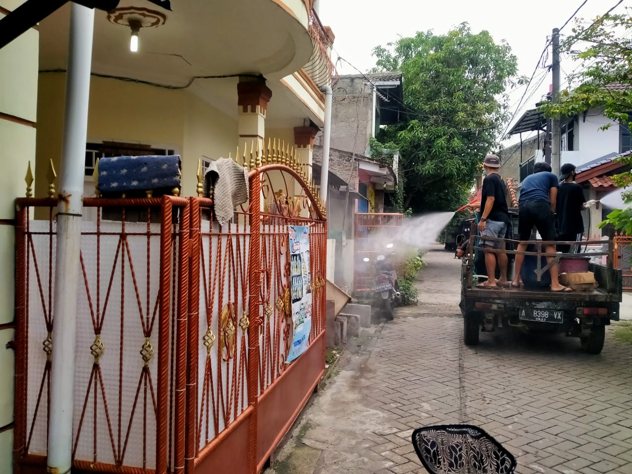 Warga Perumahan Pondok Sejahtera RW 10 Kelurahan Kuta Baru Kecamatan Pasar Kemis, lakukan penyemprotan disinfektan disetiap rumah, Sabtu 19 Juni 2021.