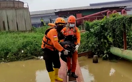 Petugas Tim SAR saat mengevakuasi jasad korban di Kali Cipayaeun dalam keadaan meninggal, Sabtu 19 Juni 2021 siang.