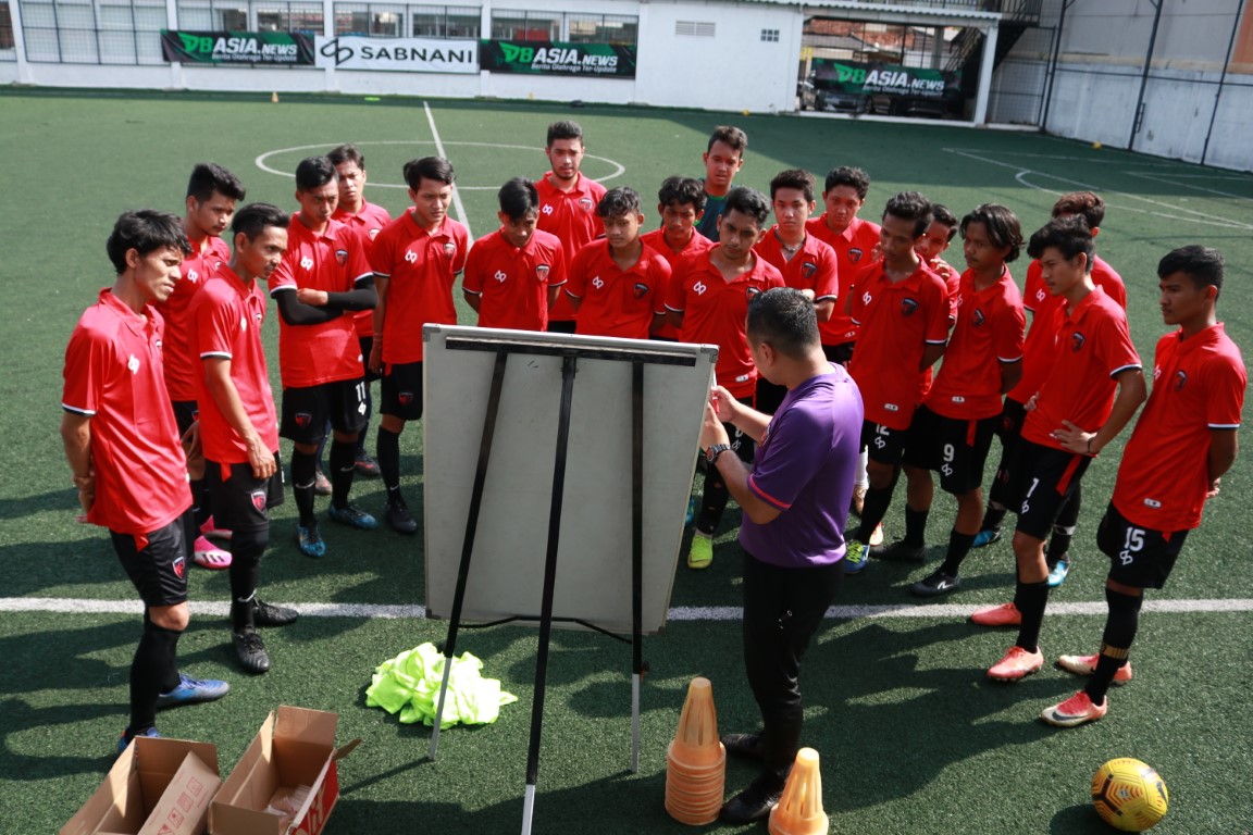 	Pelatih sepak bola dari Serpong City FC saat mengarahkan anak didiknya.