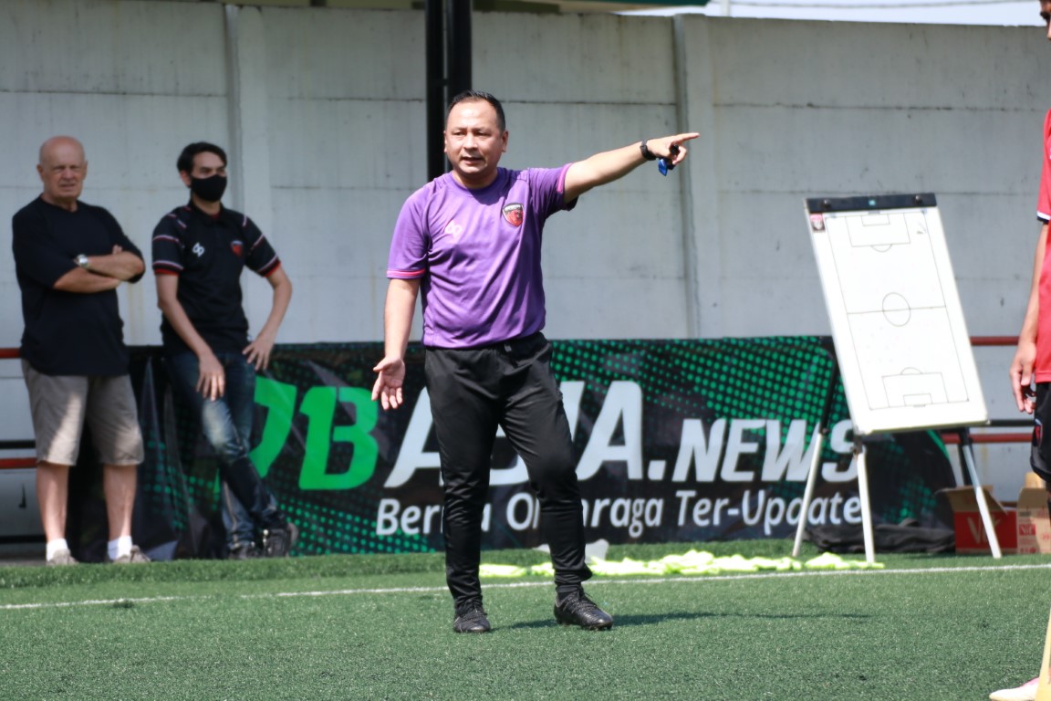 Pelatih sepak bola dari Serpong City FC saat mengarahkan anak didiknya.