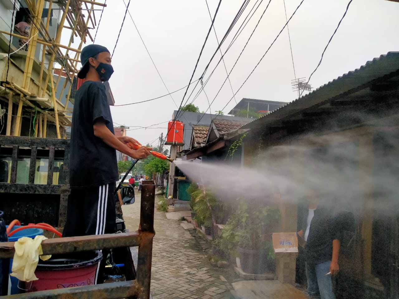 Warga Perumahan Pondok Sejahtera RW 10 Kelurahan Kuta Baru Kecamatan Pasar Kemis, lakukan penyemprotan disinfektan disetiap rumah, Sabtu 19 Juni 2021.