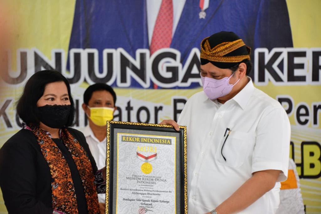 Menteri Koordinator Perekonomian Airlangga Hartarto saat memberikan penghargan sebagao simbol dalam kunjugan ke Kecamatan Jatinom, Kabupaten Klaten, Jawa Tengah, Sabtu 18 Juni 2021.