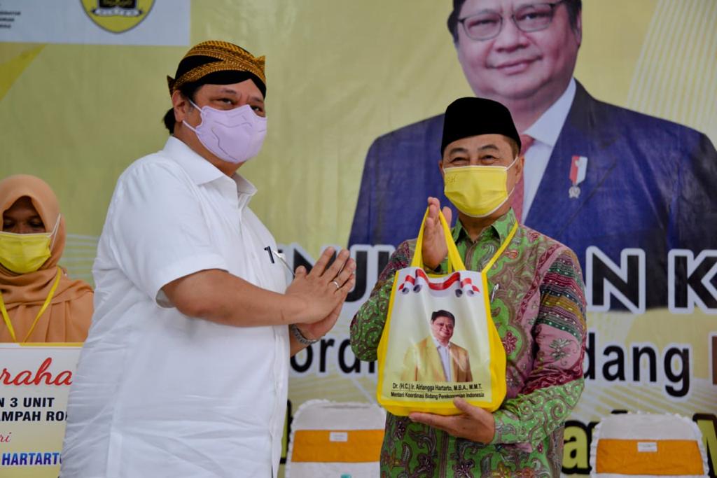 Menteri Koordinator Perekonomian Airlangga Hartarto melakukan kunjungan ke Kecamatan Jatinom, Kabupaten Klaten, Jawa Tengah, Sabtu 18 Juni 2021.