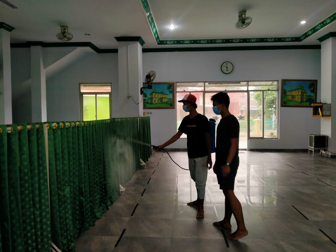 Warga Perumahan Pondok Sejahtera RW 10 Kelurahan Kuta Baru Kecamatan Pasar Kemis, lakukan penyemprotan disinfektan disetiap rumah, Sabtu 19 Juni 2021.