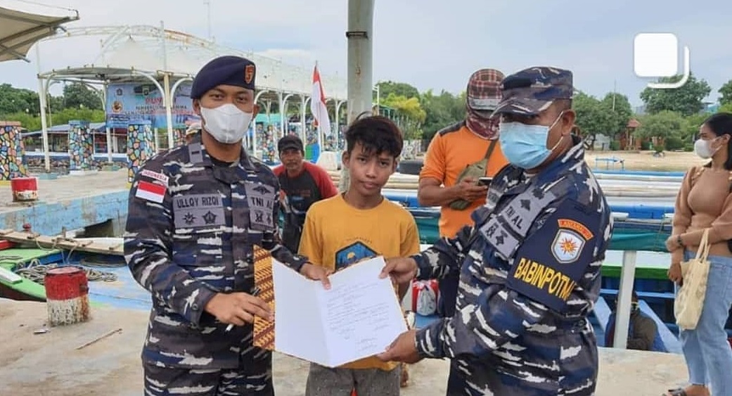 Seorang remaja bernama Ridho saat di selamatkan oleh anggota TNI di perairan Kronjo, Kabupaten Tangerang.