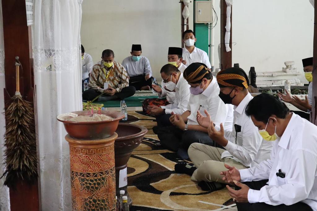 	Menteri Koordinator Bidang Perekonomian, Airlangga Hartarto saat berdoa di makam Ki Ageng Gribig, Klaten, Jawa Tengah.