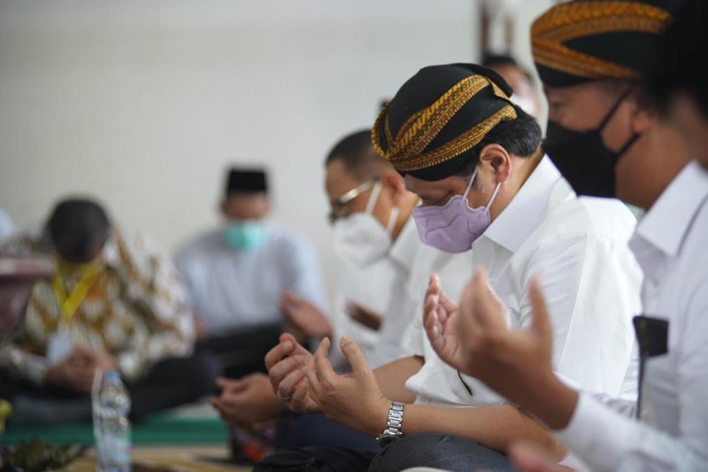 Menteri Koordinator Bidang Perekonomian, Airlangga Hartarto saat berdoa di makam Ki Ageng Gribig, Klaten, Jawa Tengah.