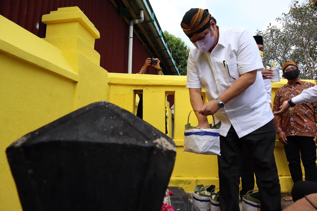 Menteri Koordinator Bidang Perekonomian, Airlangga Hartarto saat ziarah ke situs makam Ki Ageng Gribig, Klaten, Jawa Tengah.