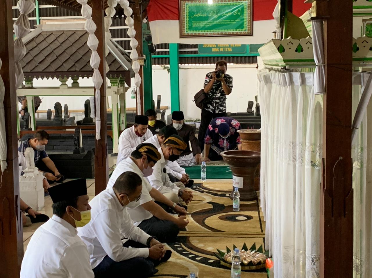 	Menteri Koordinator Bidang Perekonomian, Airlangga Hartarto saat ziarah ke situs makam Ki Ageng Gribig, Klaten, Jawa Tengah.
