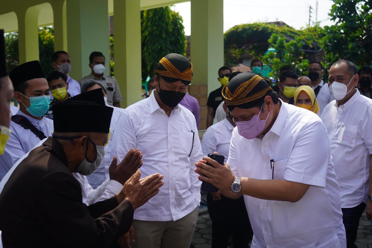 Menteri Koordinator Bidang Perekonomian, Airlangga Hartarto saat bersalaman sebagai simbol salam hormat di makam Ki Ageng Gribig, Klaten, Jawa Tengah.