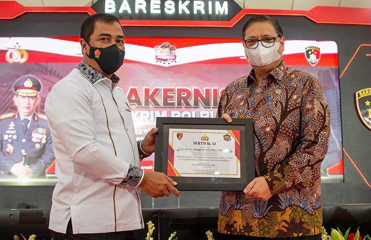 Menteri Koordinator Bidang Perekonomian Airlangga Hartarto saat menunjukan sertifikat.