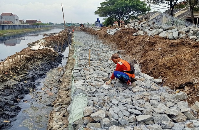 Proses kegiatan pembangunan tanggul di sepanjang sisi timur Kali Ledug, Kecamatan Periuk, Kota Tangerang, Selasa 22 Juni 2021.