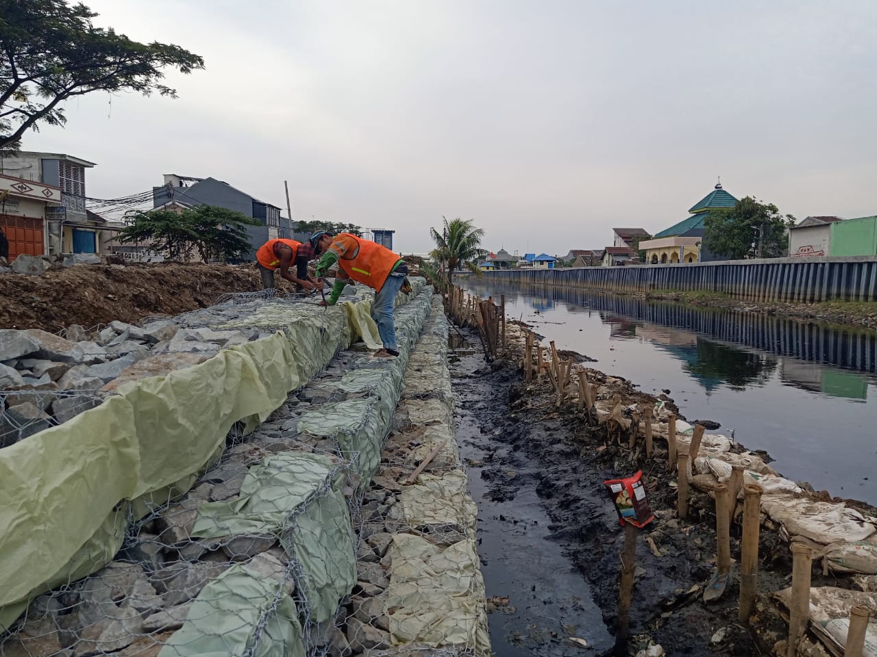 Proses kegiatan pembangunan tanggul di sepanjang sisi timur Kali Ledug, Kecamatan Periuk, Kota Tangerang, Selasa 22 Juni 2021.