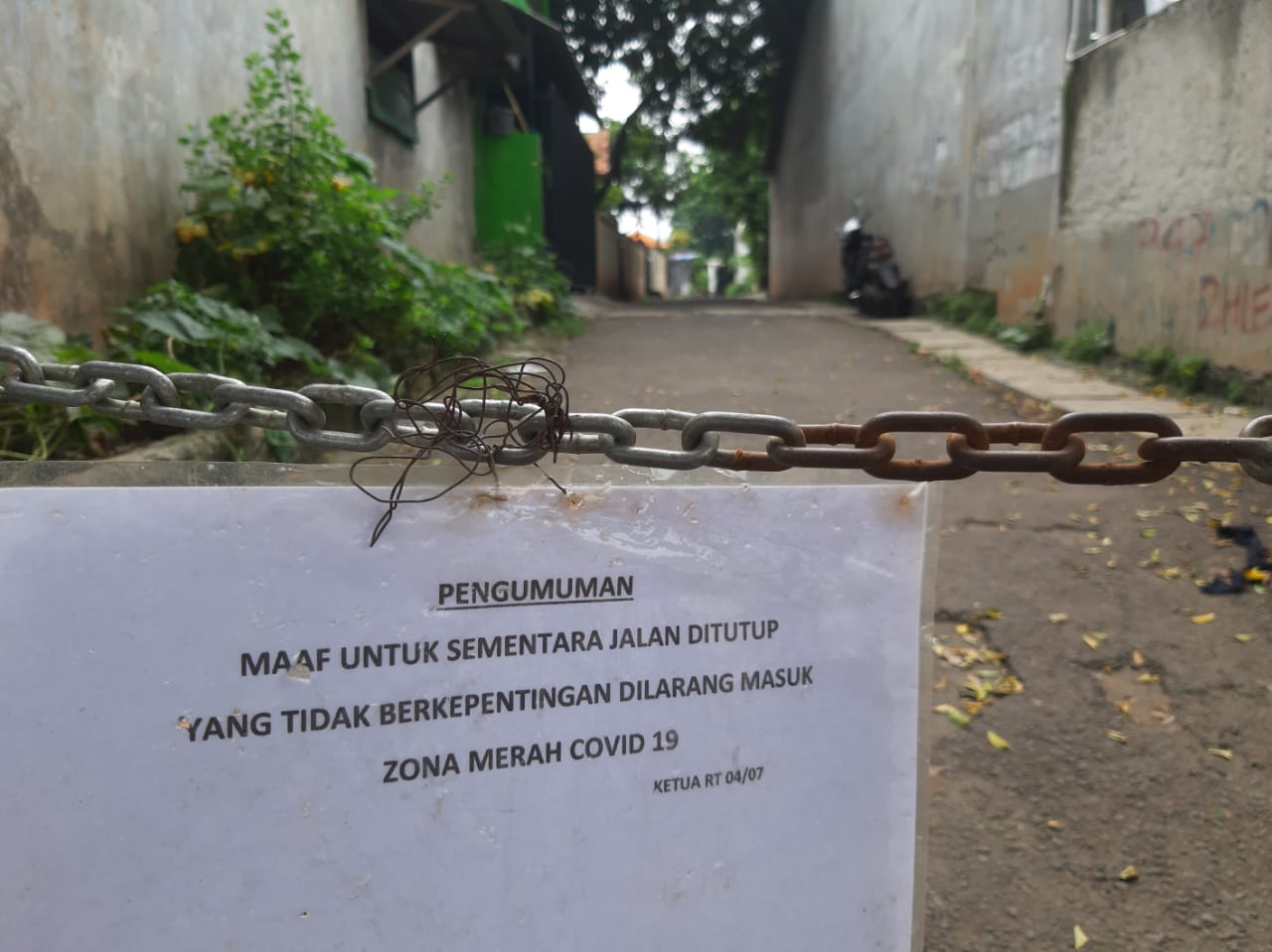 Lingkungan RT 04/07 Kelurahan Pamulang Barat, Tangerang Selatan telah menerapkan pembatasan wilayah atau Lockdown berskala mikro, Tangsel, Rabu, 23 Juni 2021.