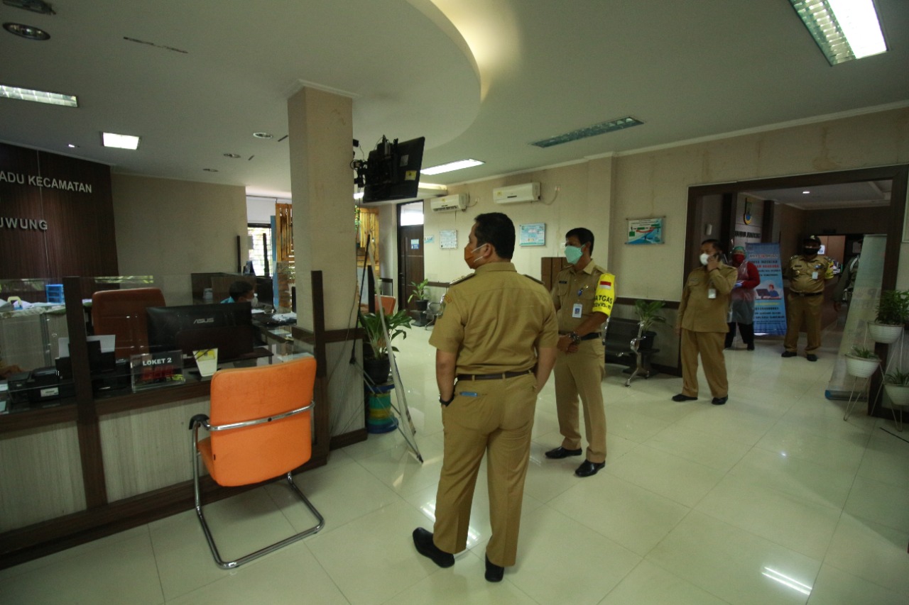 	Wali Kota Tangerang Arief R Wismansyah meninjau langsung ke Kantor Kecamatan Jatiuwung, Kota Tangerang.