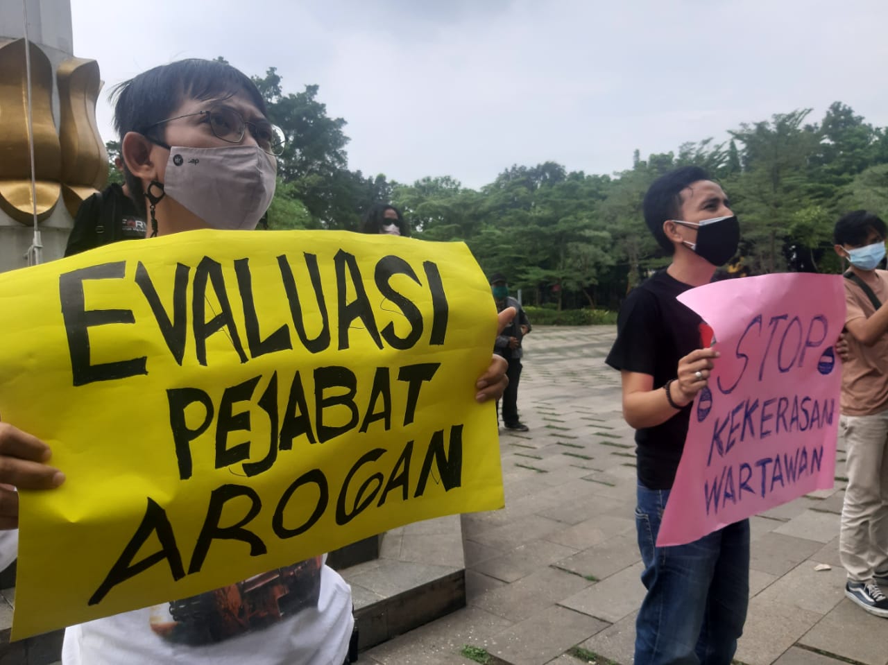 Puluhan jurnalis menggelar aksi solidaritas dengan menggeruduk Kantor Pusat Pemerintahan Kota Tangerang Selatan (Tangsel), Kamis, 24 Juni 2021.