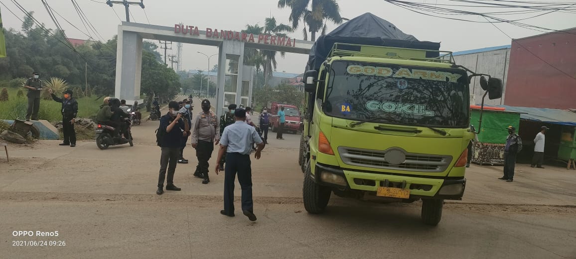 Dinas Perhubungan Kabupaten Tangerang serta aparat gabungan memblokade jalur laju satu unit truk berwarna hijau di Jalan Perancis, Kabupaten Tangerang. Bahkan, Kamis 24 Juni 2021 pagi.