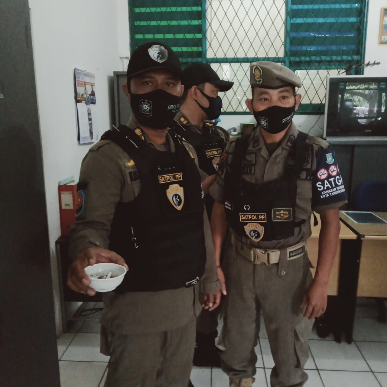 Satuan Polisi Pamong Praja (Satpol PP) Kota Tangsel menunjukan satu buah asbak saat melakukan razia dadakan di sejumlah tempat yang disinyalir terdapat pelanggar KTR, Kamis, 24 Juni 2021.