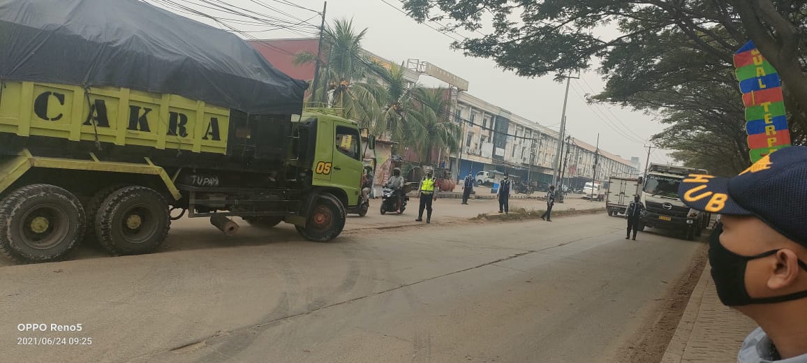 Dinas Perhubungan Kabupaten Tangerang serta aparat gabungan memblokade jalur laju satu unit truk berwarna hijau di Jalan Perancis, Kabupaten Tangerang. Bahkan, Kamis 24 Juni 2021 pagi.