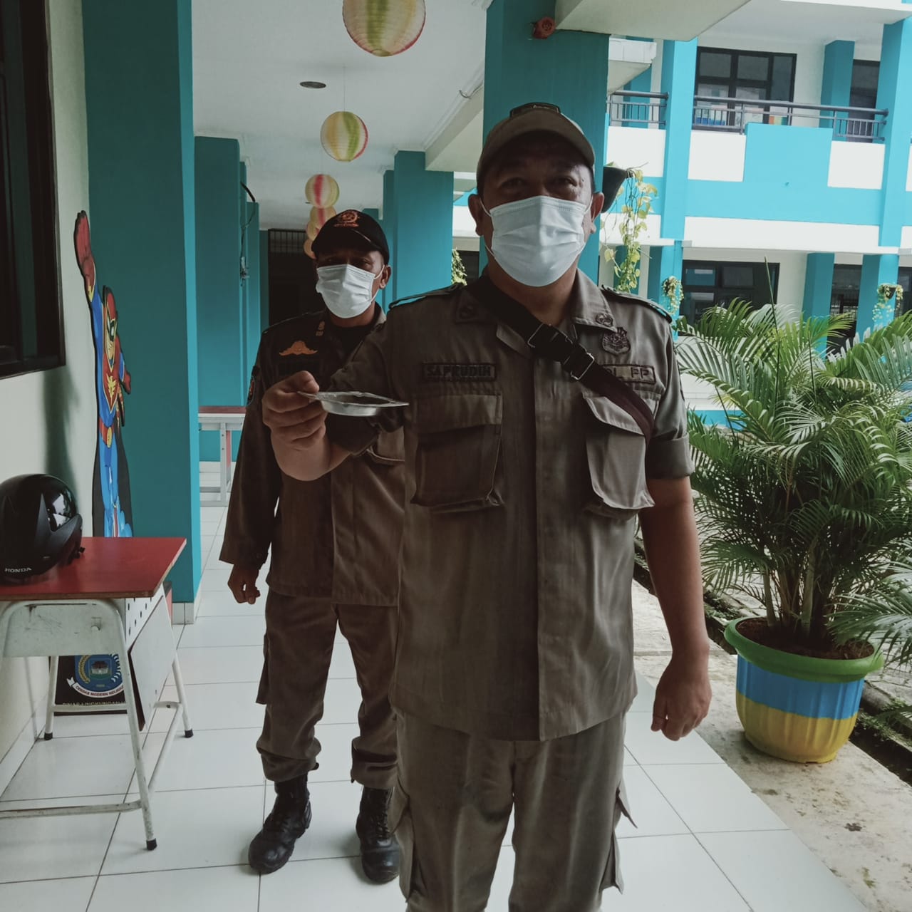 Satuan Polisi Pamong Praja (Satpol PP) Kota Tangsel menunjukan satu buah asbak saat melakukan razia dadakan di sejumlah tempat yang disinyalir terdapat pelanggar KTR, Kamis, 24 Juni 2021.