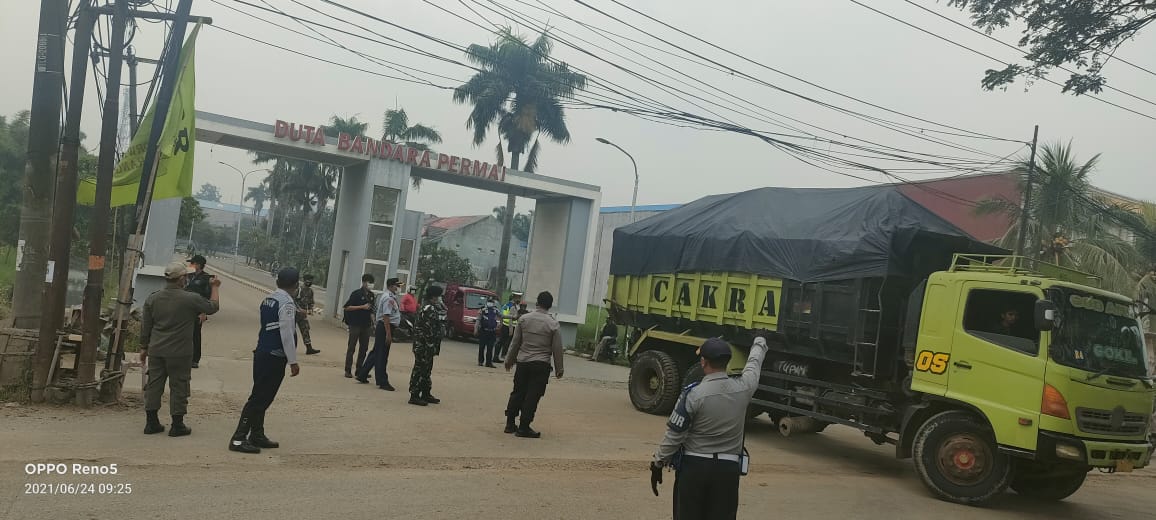 Dinas Perhubungan Kabupaten Tangerang serta aparat gabungan memblokade jalur laju satu unit truk berwarna hijau di Jalan Perancis, Kabupaten Tangerang. Bahkan, Kamis 24 Juni 2021 pagi
