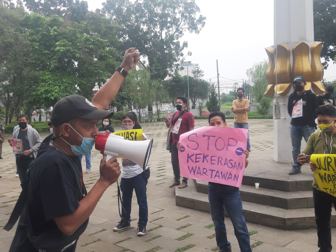 	Puluhan jurnalis menggelar aksi solidaritas dengan menggeruduk Kantor Pusat Pemerintahan Kota Tangerang Selatan (Tangsel), Kamis, 24 Juni 2021.