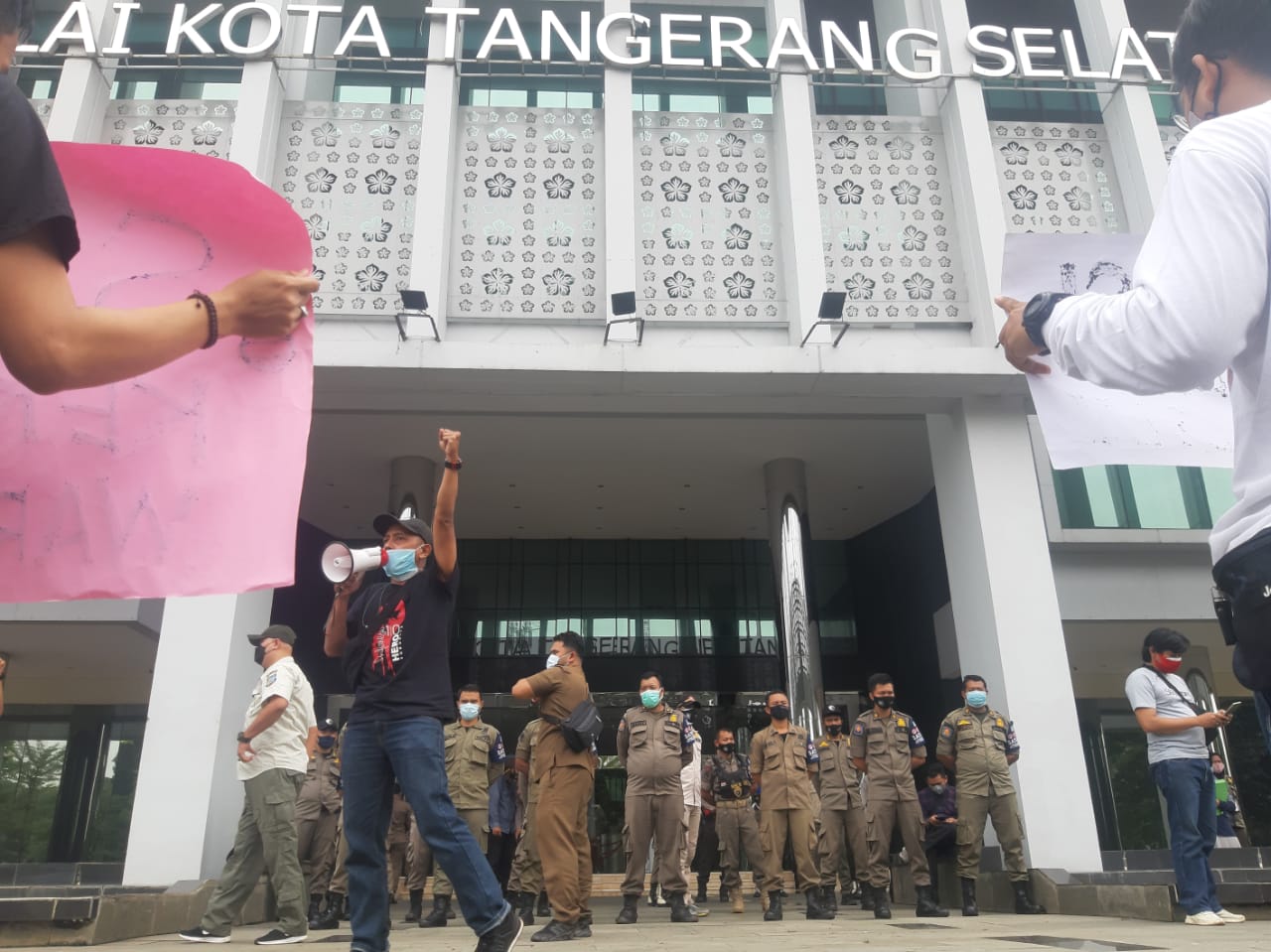 Puluhan jurnalis menggelar aksi solidaritas dengan menggeruduk Kantor Pusat Pemerintahan Kota Tangerang Selatan (Tangsel), Kamis, 24 Juni 2021.