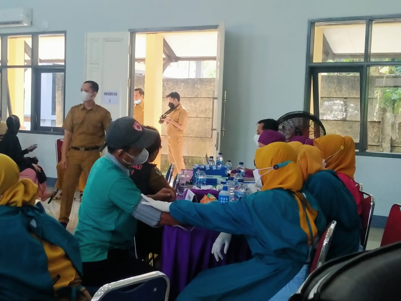 Kegiatan vaksinasi massal guna mencegah penyebaran COVID-19.