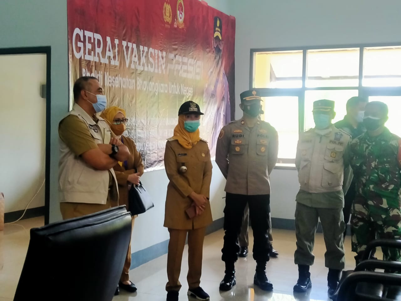 Kegiatan vaksinasi massal guna mencegah penyebaran COVID-19 yang di tinjau langsung oleh Bupati Tangerang Ahmad Zaki Iskandar.