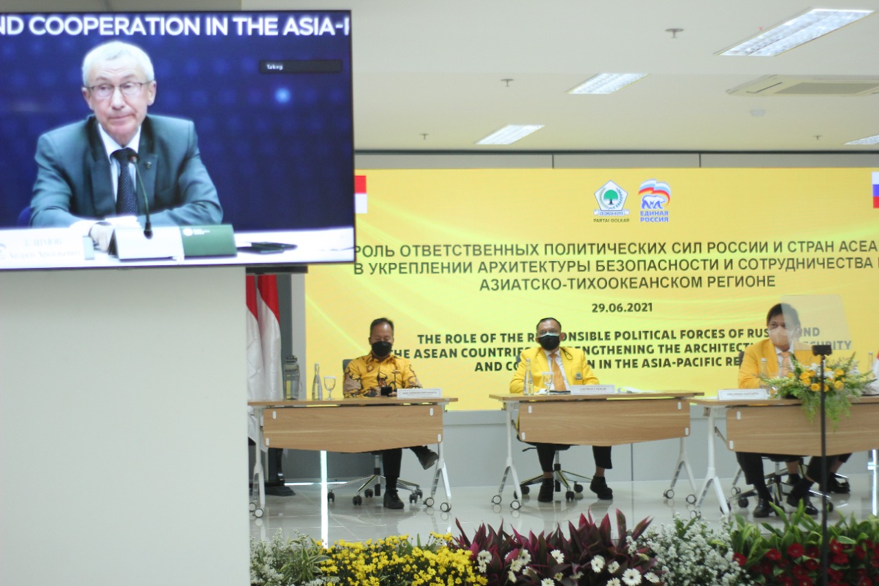 	Ketua Umum DPP Partai Golkar Airlangga Hartarto saat menghadiri forum ASEAN-Rusia Bahas Penanganan Pandemi bersama United Russia Party atau Partai Rusia Bersatu, Selasa 29 Juni 2021.