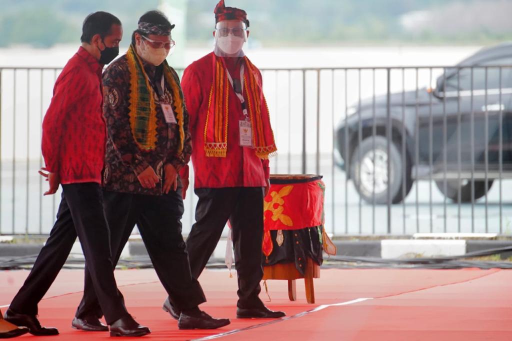 Presiden Republik Indonesia Joko Widodo saat berjalan bersama serta berdialog dengan Menteri Koordinator Bidang Perkonomian Airlangga Hartarto.