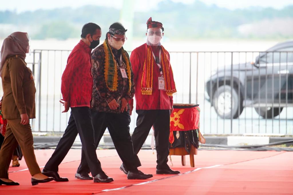 Presiden Republik Indonesia Joko Widodo saat berjalan bersama serta berdialog dengan Menteri Koordinator Bidang Perkonomian Airlangga Hartarto.