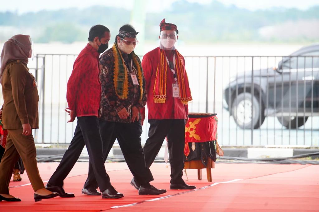 	Presiden Republik Indonesia Joko Widodo saat berjalan bersama serta berdialog dengan Menteri Koordinator Bidang Perkonomian Airlangga Hartarto.