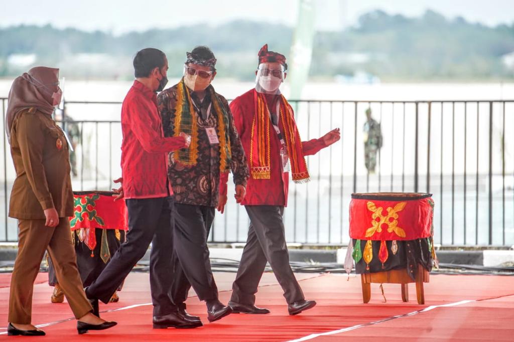 Presiden Republik Indonesia Joko Widodo saat berjalan bersama serta berdialog dengan Menteri Koordinator Bidang Perkonomian Airlangga Hartarto.