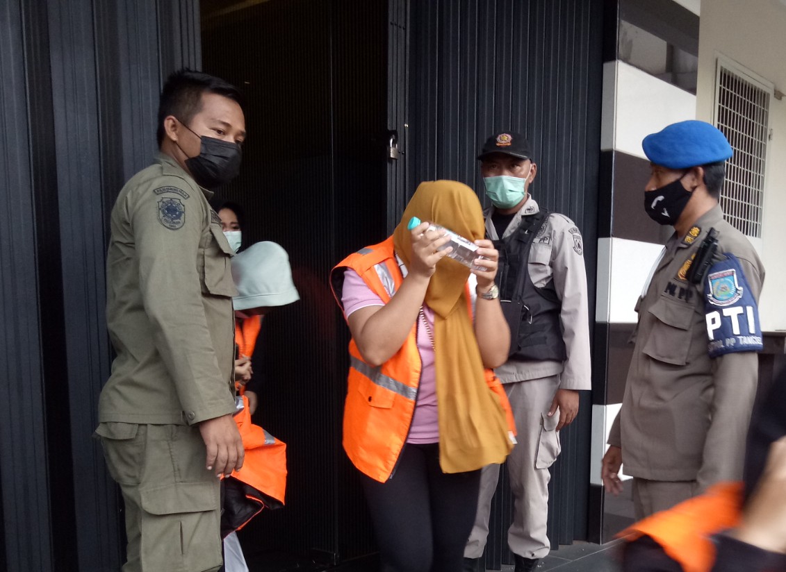 	Satuan Polisi Pamong Praja (Satpol PP) Kota Tangerang Selatan merazia salah satu griya pijat yang berlokasi di kawasan Ruko Golden Boulevard, Serpong Utara, Tangerang Selatan, Kamis, 1 Juli 2021.