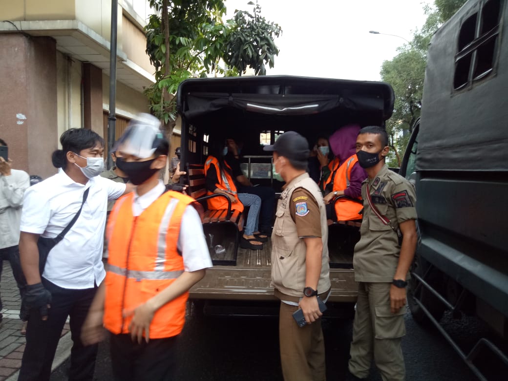	Jajaran Satuan Polisi Pamong Praja (Satpol PP) Kota Tangerang Selatan merazia salah satu griya pijat yang berlokasi di kawasan Ruko Golden Boulevard, Serpong Utara, Tangerang Selatan, Kamis, 1 Juli 2021.